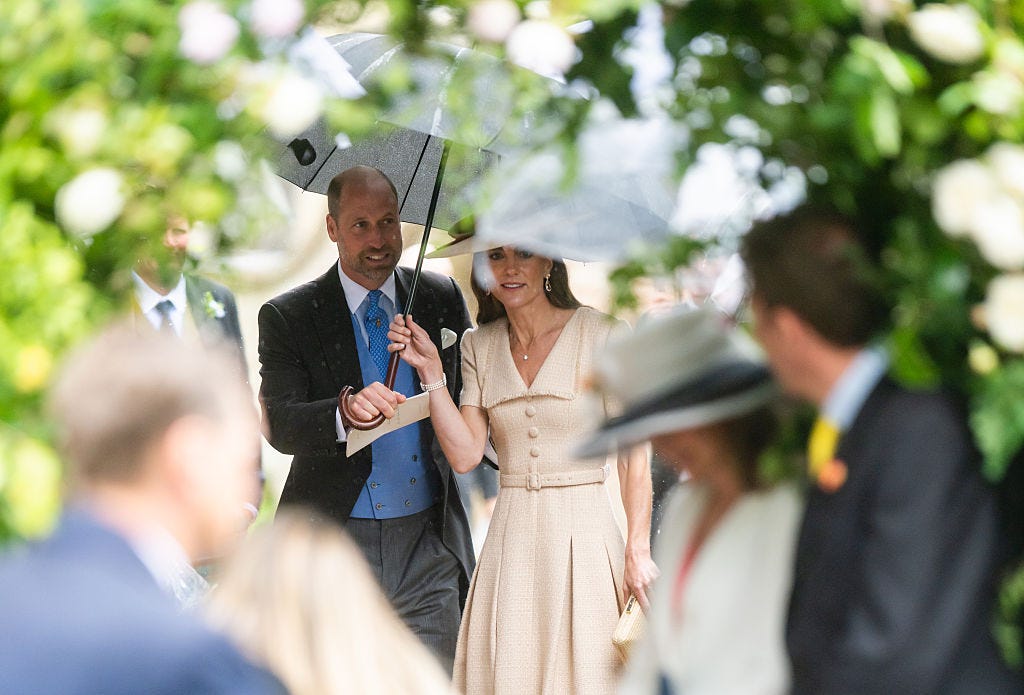 Princezna Catherine a princ William odcházejí z královské svatby v Kemble, Anglie