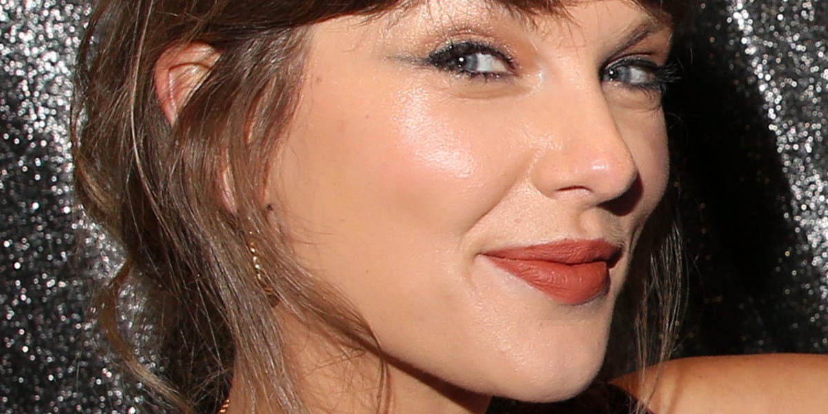 Taylor Swift a její divadelní vzhled: Sametové šaty Ralph Lauren