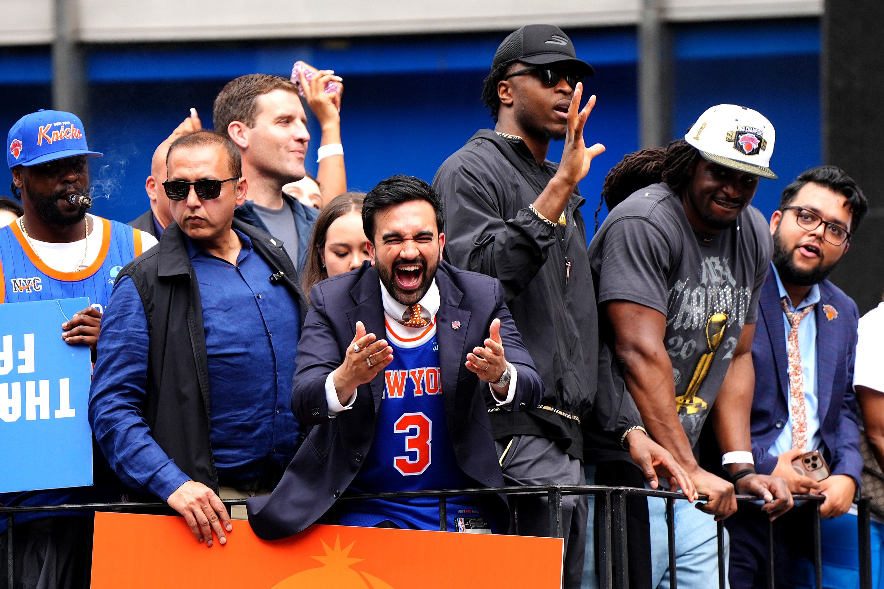 New York, 18. června: Zohran Mamdani, starosta New York City a OG Anunoby z New York Knicks na voze během průvodu na oslavu vítězství Knicks v NBA 2026