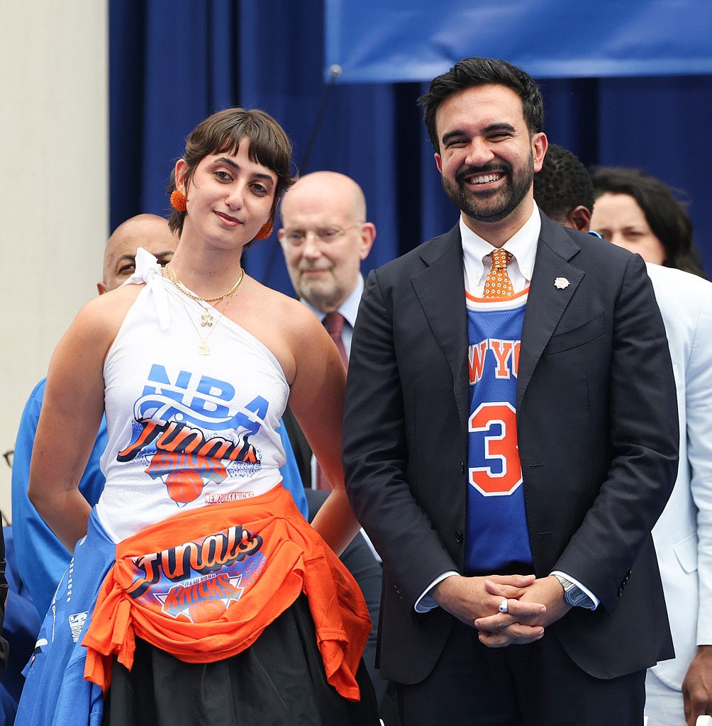 New York, 18. června: Rama Duwaji a starosta New York City Zohran Mamdani během průvodu na oslavu vítězství Knicks v NBA 2026