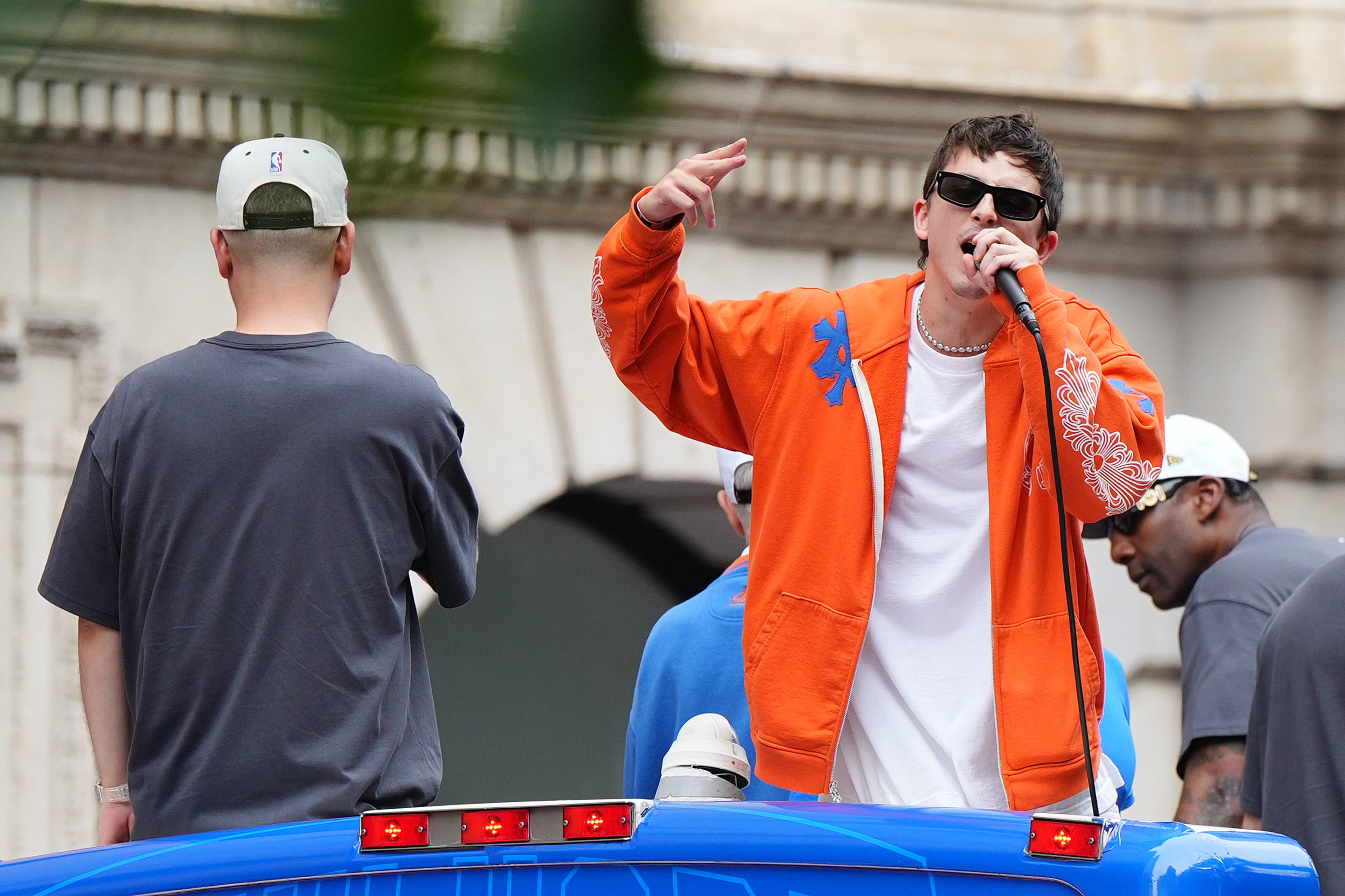 New York, 18. června: Timothée Chalamet sleduje průvod na oslavu vítězství Knicks v NBA 2026