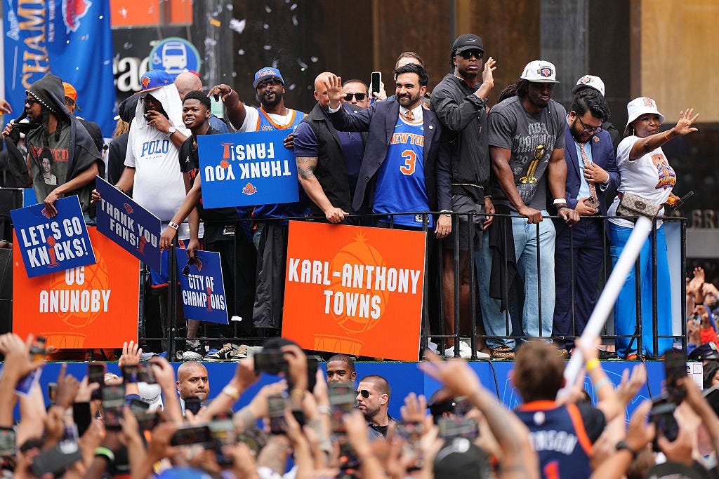 New York, 18. června: Zohran Mamdani, starosta New York City a OG Anunoby z New York Knicks na voze během průvodu na oslavu vítězství Knicks v NBA 2026
