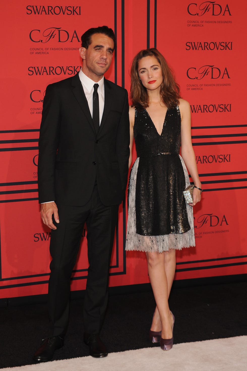 Rose Byrne a Bobby Cannavale na červeném koberci CFDA Awards 2013