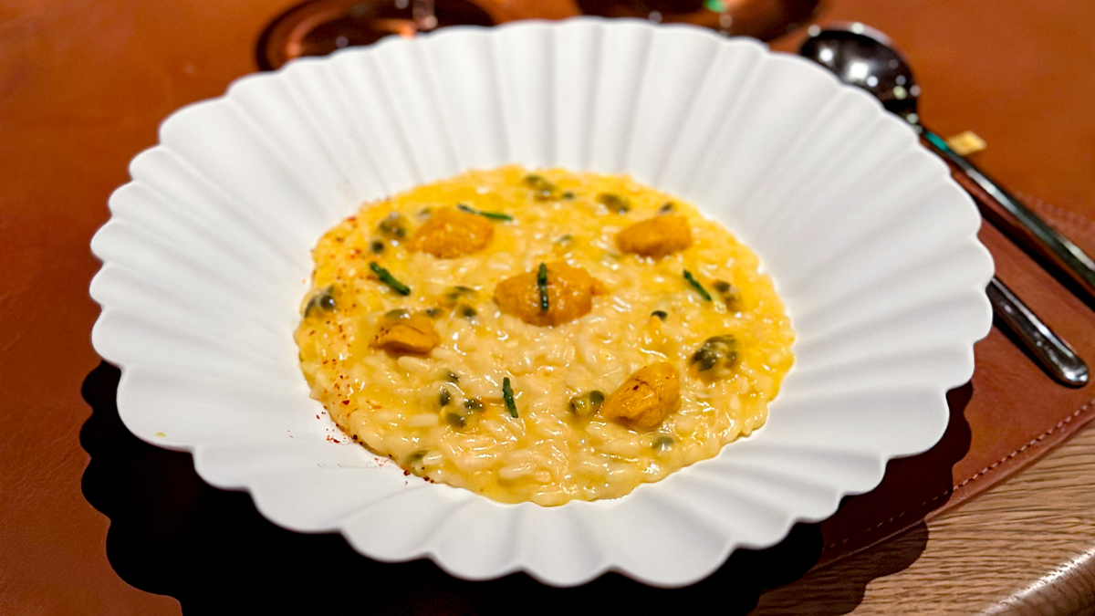 Risotto s mučenkou v restauraci Quince šéfkuchaře Michaela Tuska