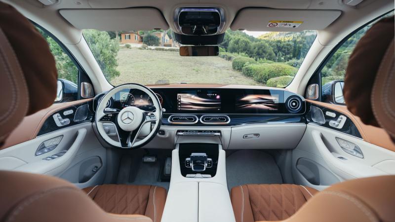 Exteriér Mercedes-Maybach GLS 680 s osvětlenou mřížkou